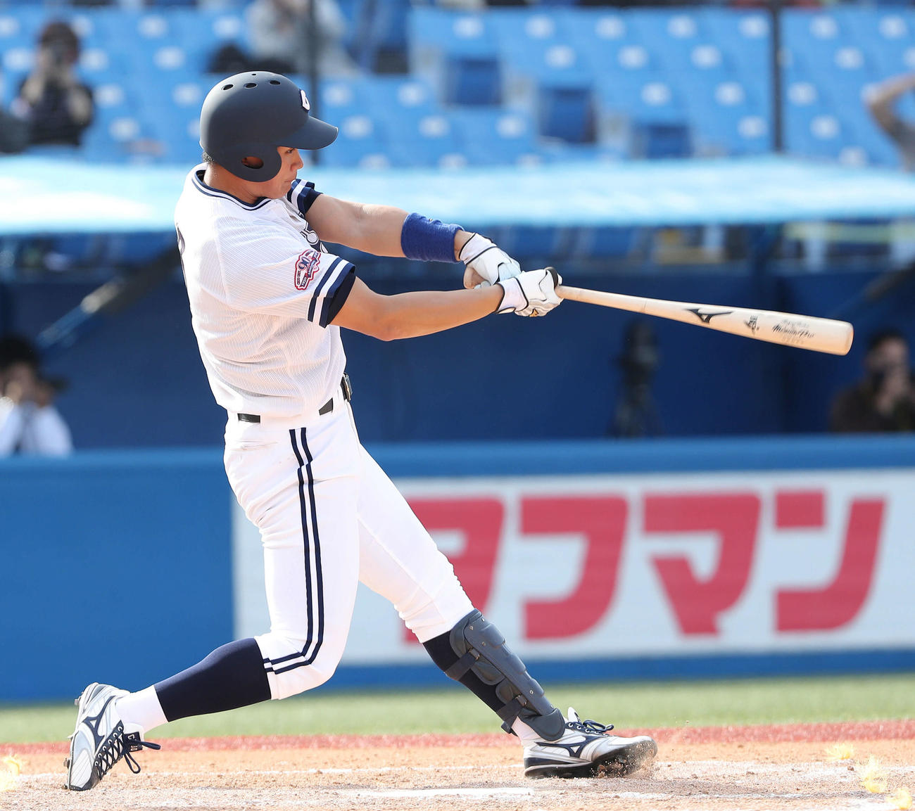 5回裏中大2死二塁、左越え2点本塁打を放つ中大・森下（撮影・河田真司）