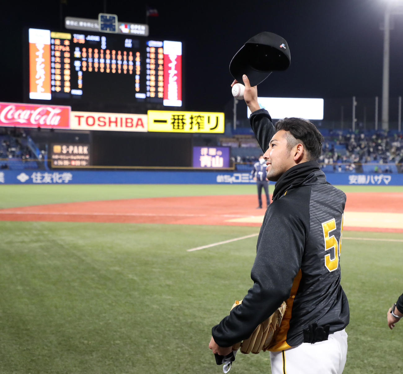 26日、ヤクルト戦で開幕戦で移籍後初勝利を挙げ、声援に応える阪神加治屋