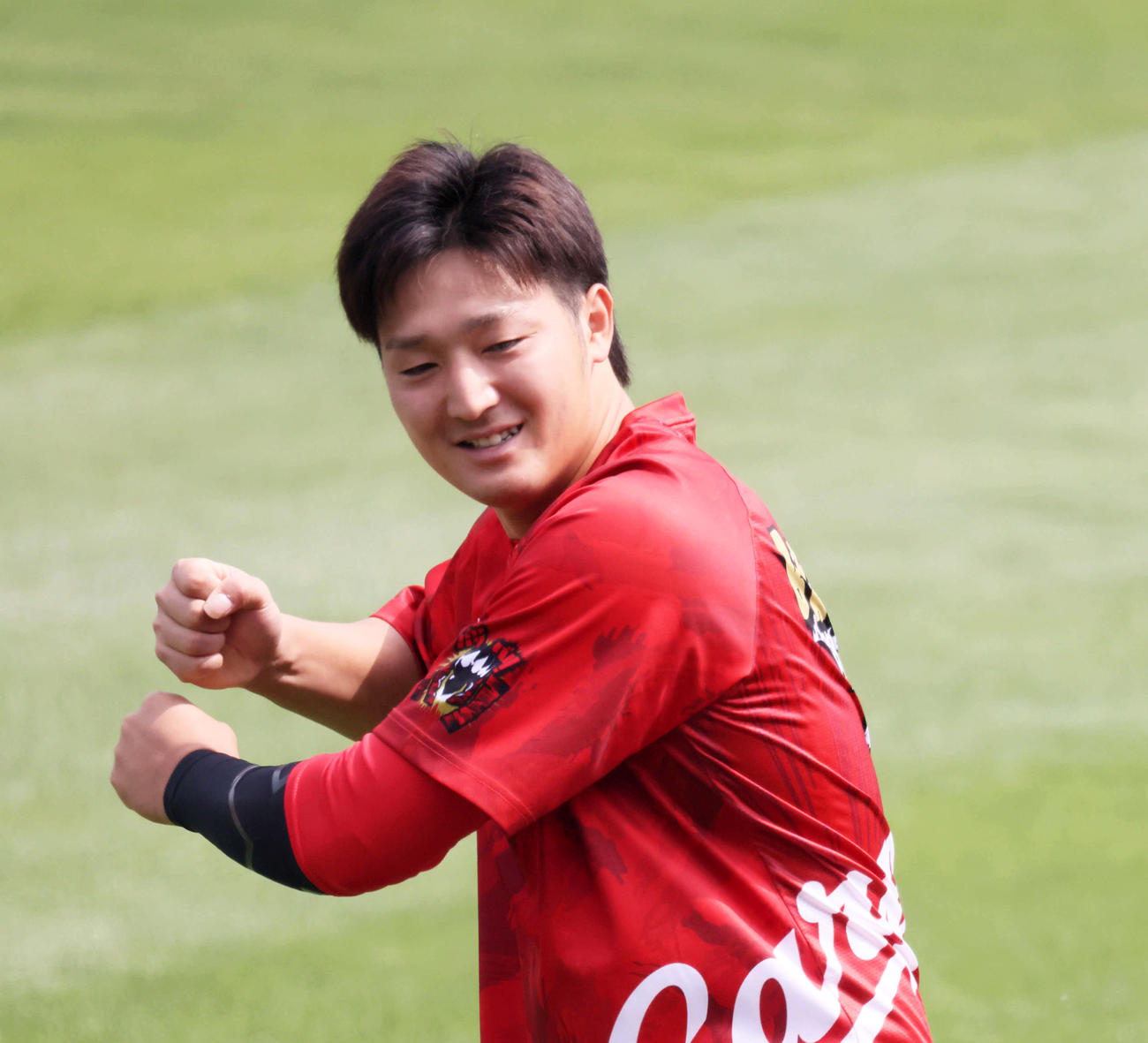 バットを振るまねをする床田（撮影・加藤孝規）