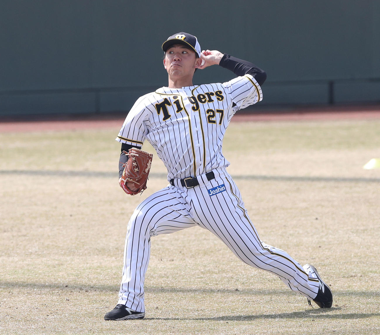 鳴尾浜でキャッチボールする伊藤将（撮影・白石智彦）