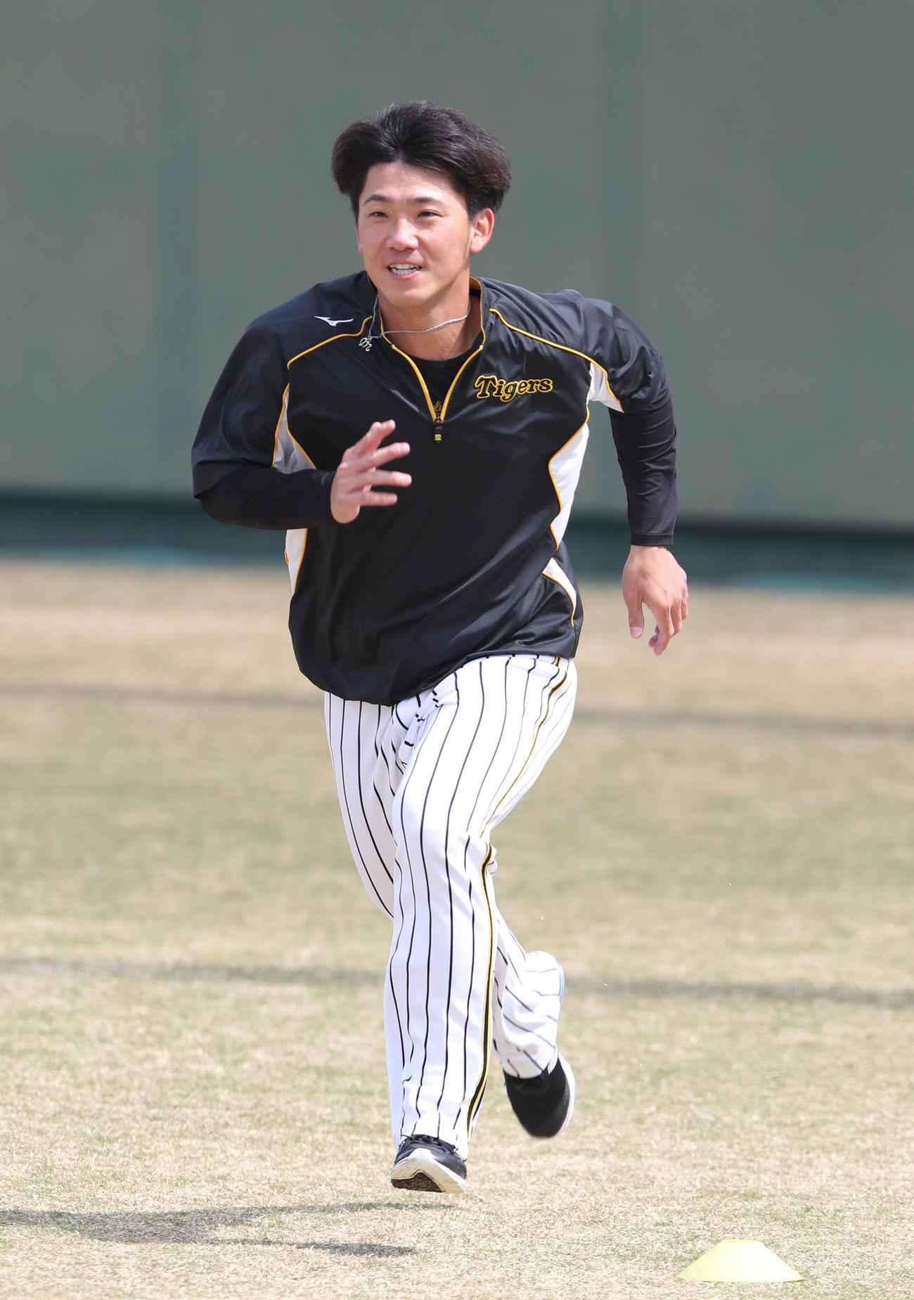 ダッシュする伊藤将（撮影・白石智彦）