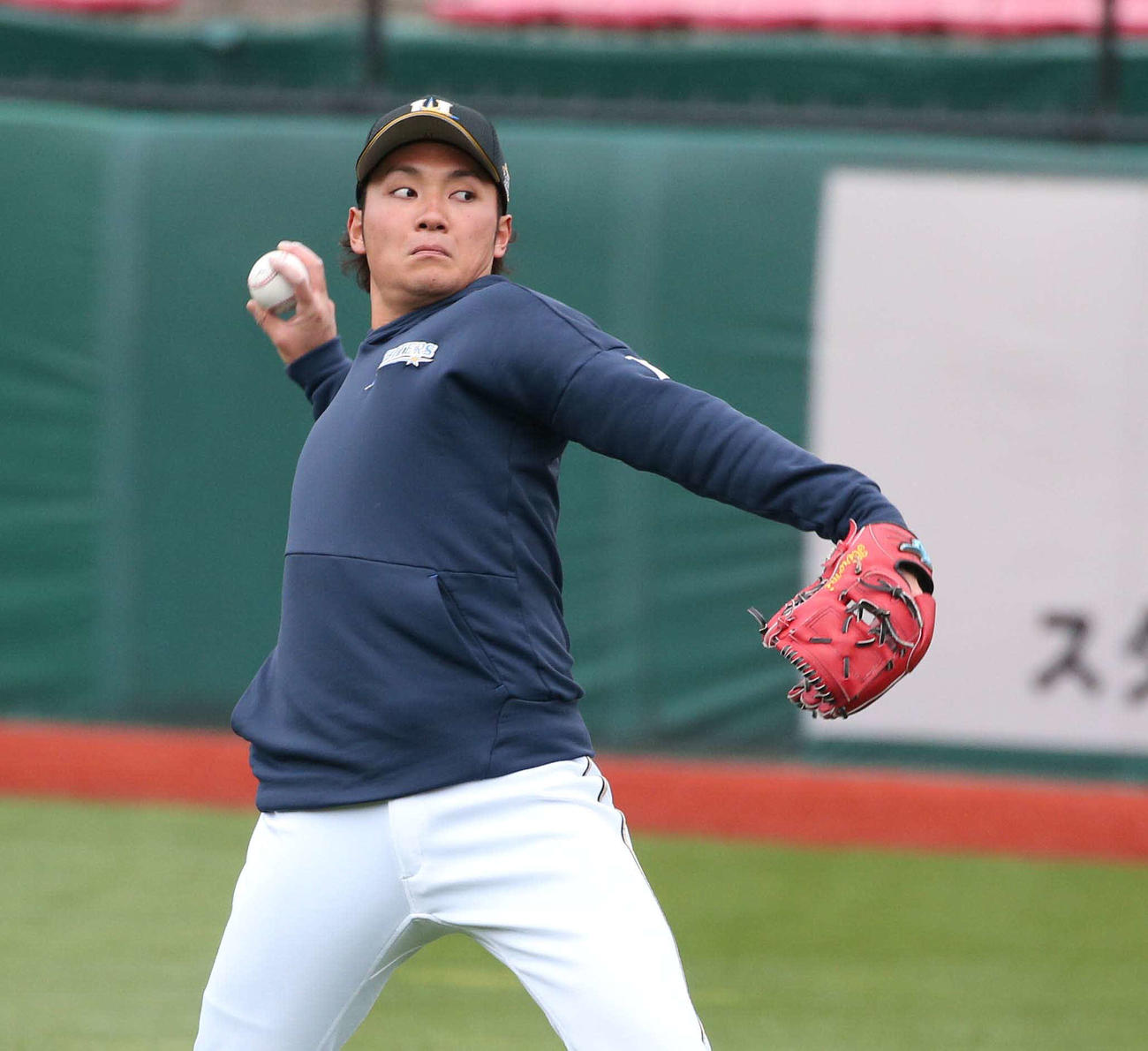 28日、キャッチボールする日本ハム伊藤