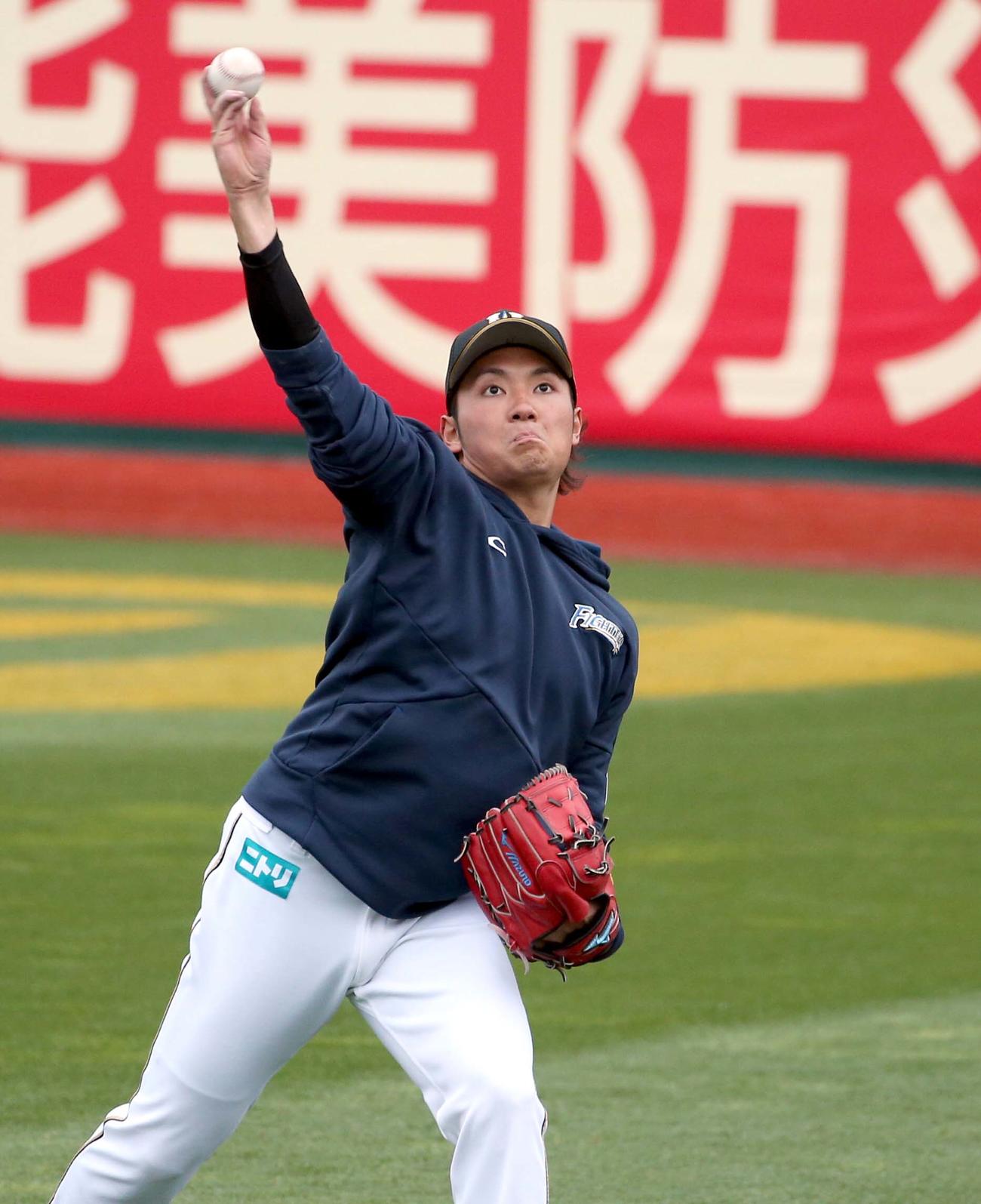 28日、キャッチボールする日本ハム伊藤（撮影・黒川智章）