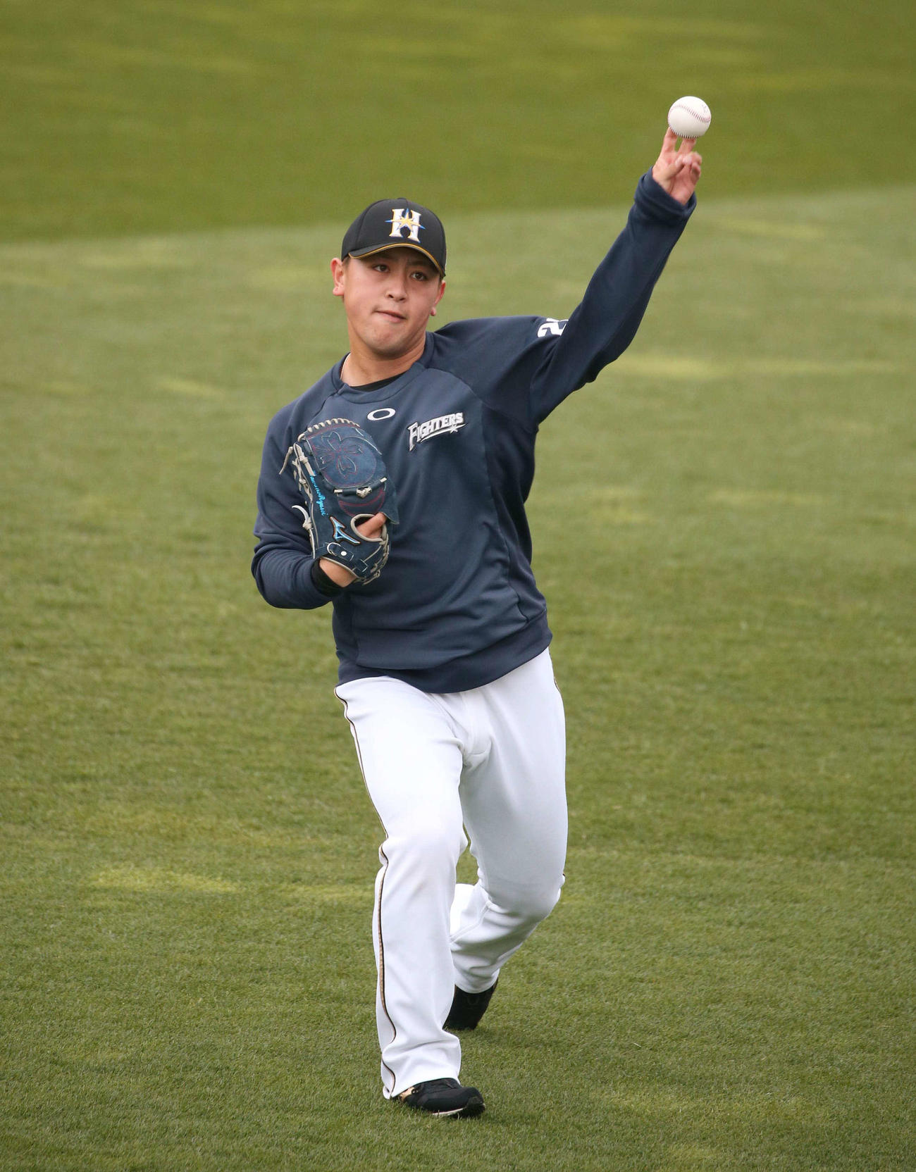 28日、キャッチボールする日本ハム河野（撮影・黒川智章）