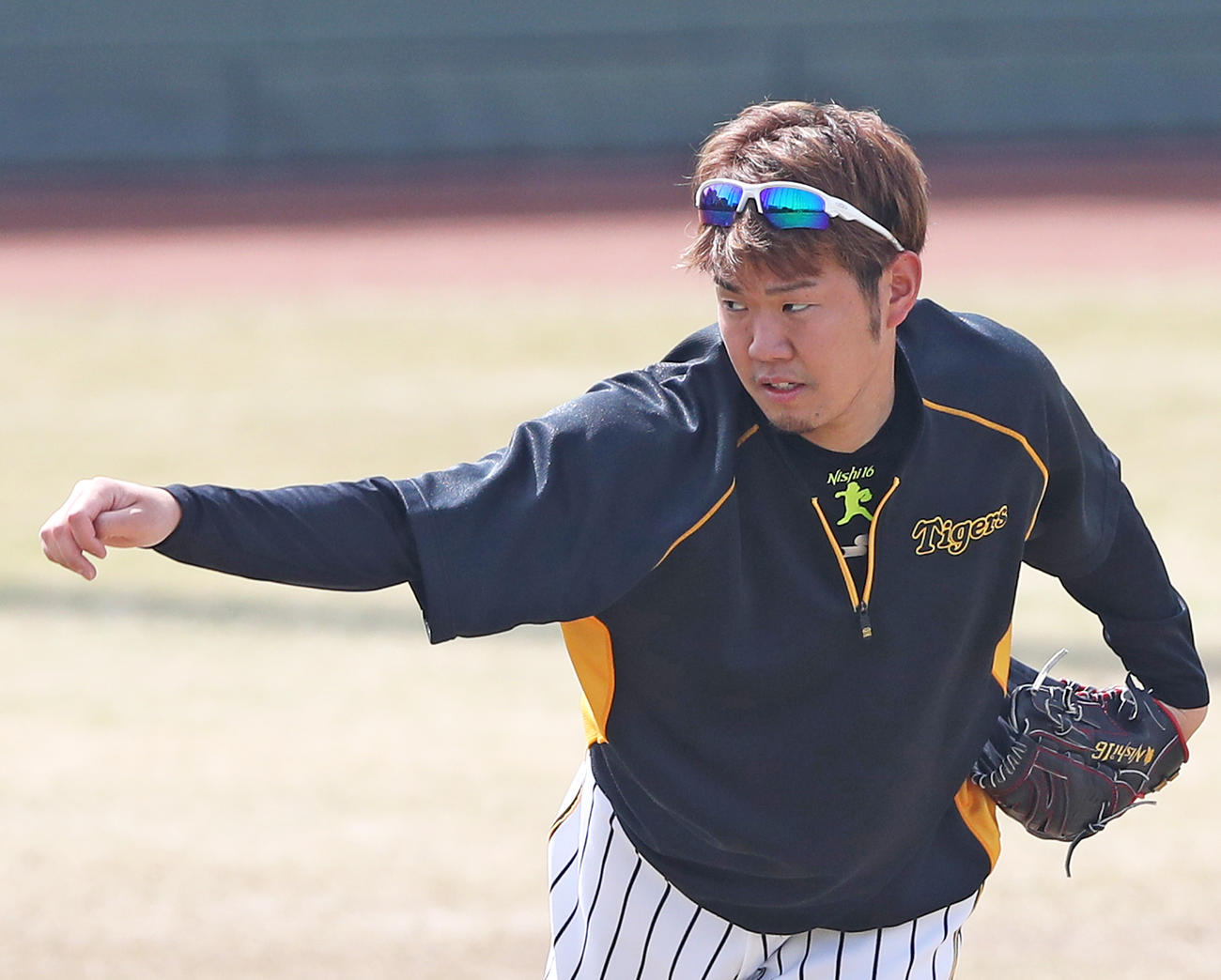 投手指名練習でキャッチボールする西勇輝（撮影・白石智彦）