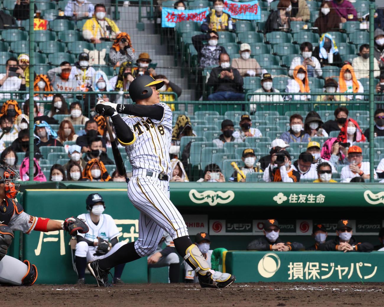 14日、巨人戦の4回、佐藤輝は左越え本塁打を放つ