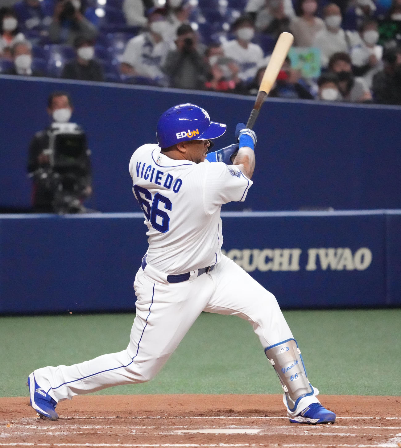 中日対巨人　3回裏中日2死満塁、左前2点適時打を放ったビシエド