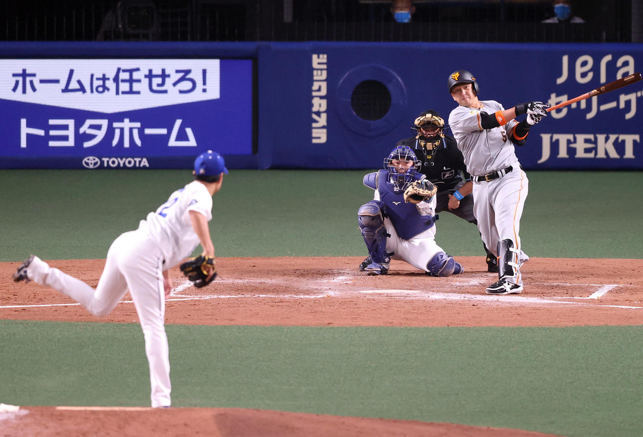 中日対巨人　4回表巨人無死、ソロ本塁打を放つ中島。投手大野雄（撮影・狩俣裕三）