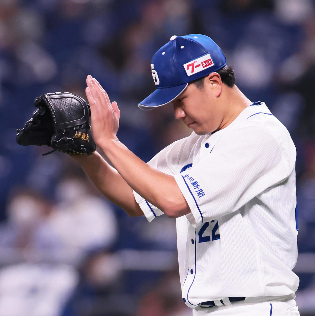 中日対巨人　6回表巨人2死、大城を二ゴロに仕留めグラブをたたき拍手する大野雄（撮影・足立雅史）