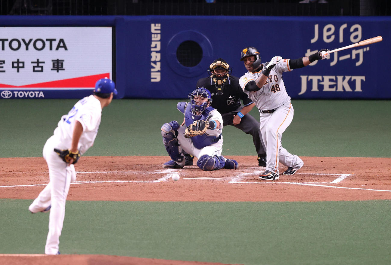 中日対巨人　3回表巨人無死三塁、先制適時打を放つウィーラー。投手大野雄（撮影・狩俣裕三）