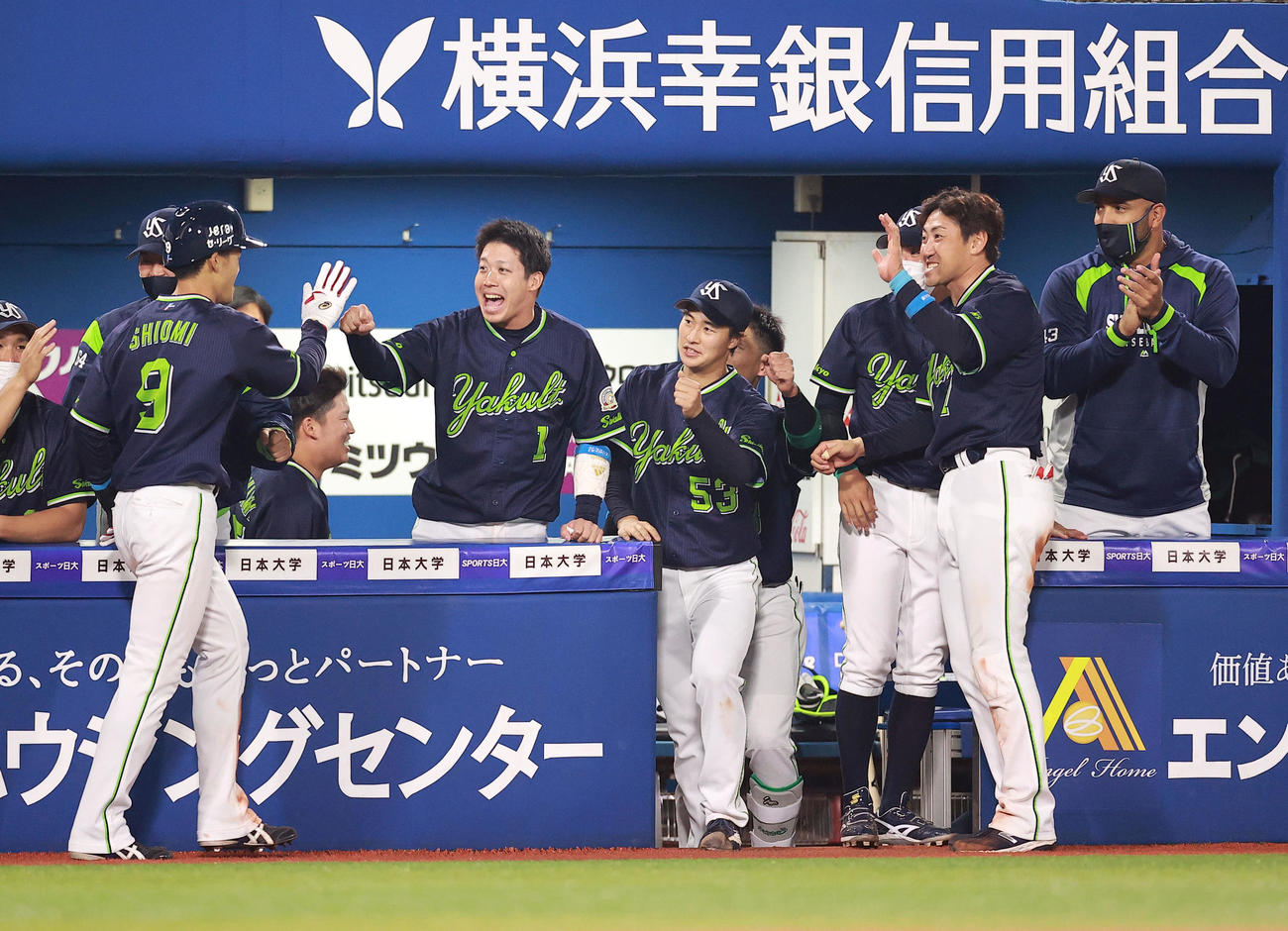 DeNA対ヤクルト　8回表ヤクルト2死二塁、川端の勝ち越し適時二塁打で生還した塩見（手前左）を笑顔の大喜びで迎えるヤクルトトベンチ（撮影・浅見桂子）