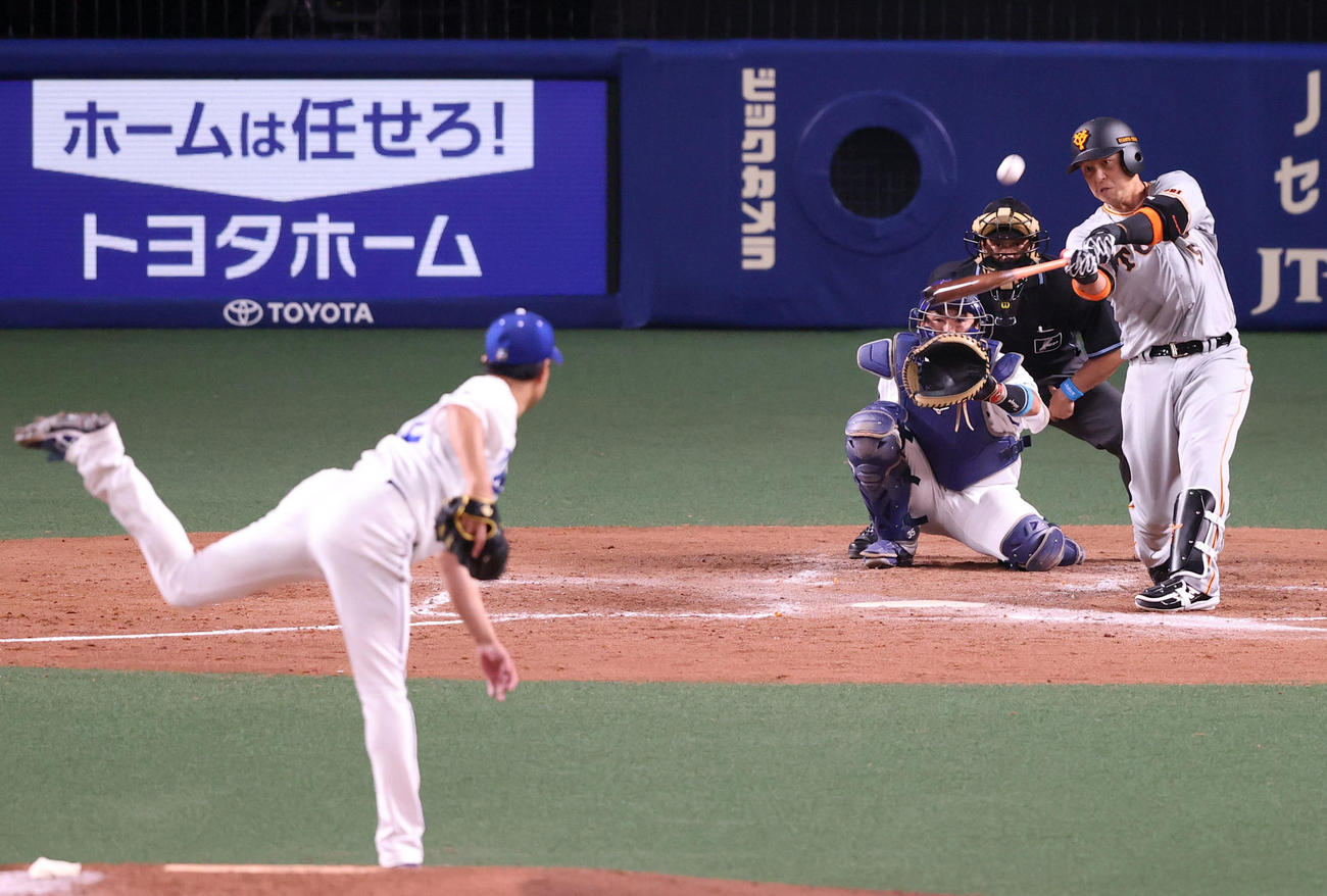 中日対巨人　4回表巨人無死、ソロ本塁打を放つ中島。投手大野雄（撮影・狩俣裕三）