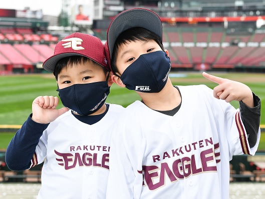 楽天は4月の主催試合で中学生以下のファン全員にキッズマスクカバーをプレゼントする（球団提供）