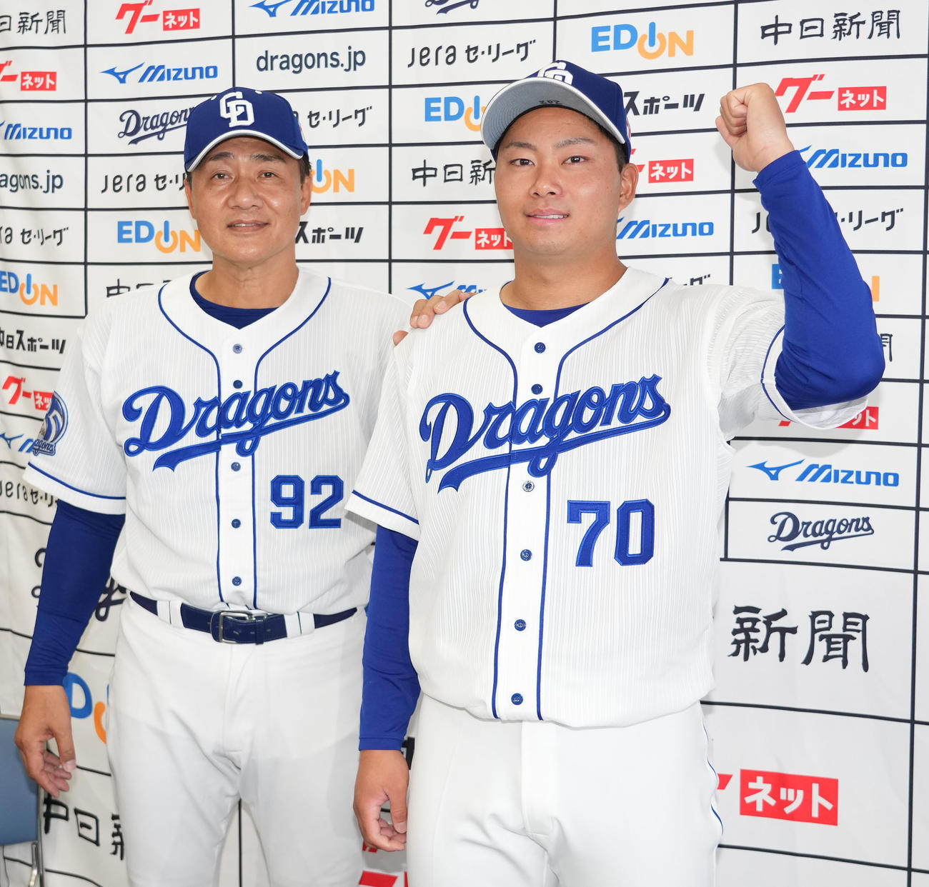 支配下登録され中日与田監督（左）と会見を行いポーズを決める近藤廉（右）
