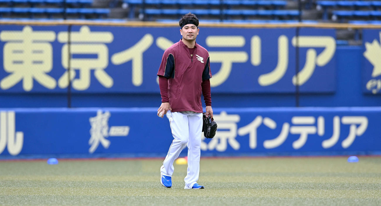 ロッテ対楽天　練習を終えベンチに下がる楽天田中将（撮影・たえ見朱実）