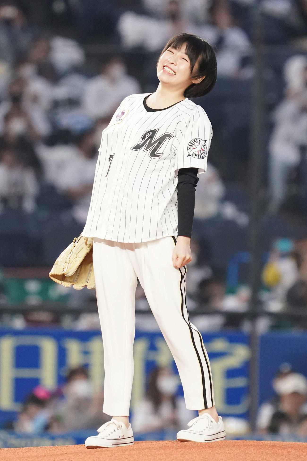 ロッテ対楽天　始球式で投球する森七菜（撮影・鈴木みどり）