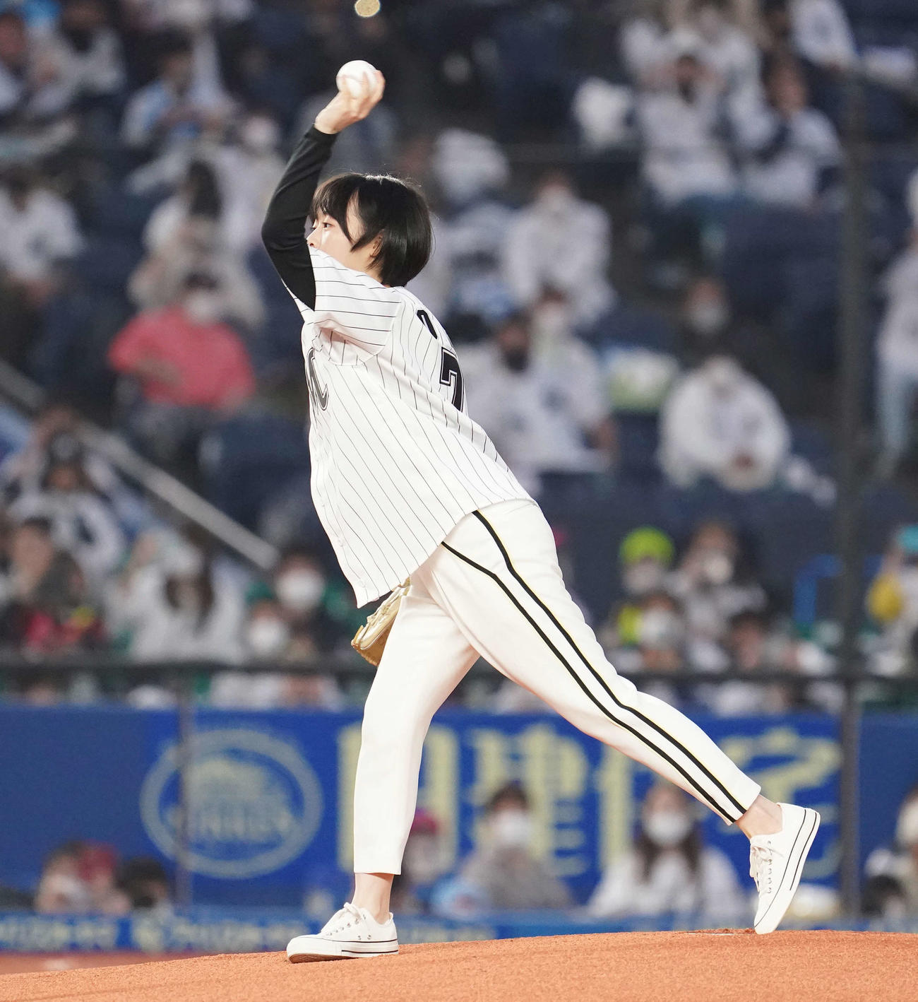 ロッテ対楽天　始球式で投球する森七菜（撮影・鈴木みどり）