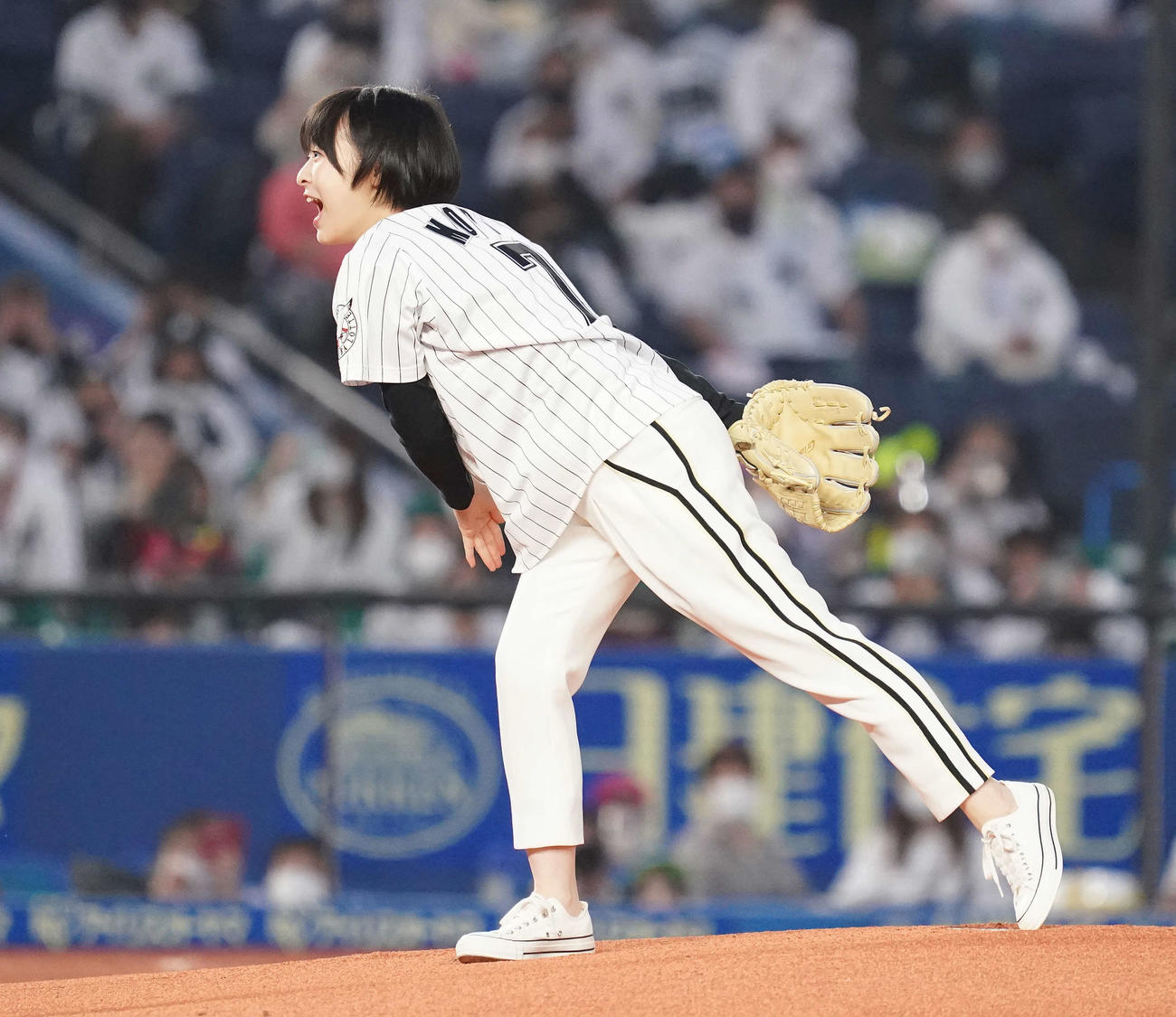 ロッテ対楽天　始球式で投球する森七菜（撮影・鈴木みどり）
