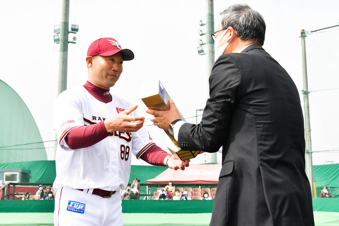 「2021イースタン・リーグ優勝トロフィー返還セレモニー」が行われ、トロフィーを返還する楽天三木二軍監督（左）（楽天野球団提供）