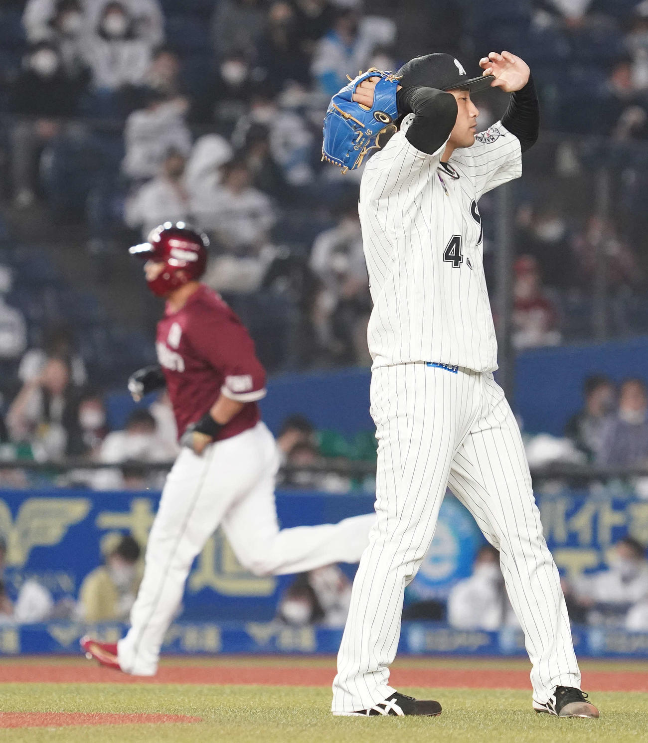 ロッテ対楽天　2回表楽天無死、浅村に先制の左越えソロ本塁打を浴びる小島（撮影・鈴木みどり）