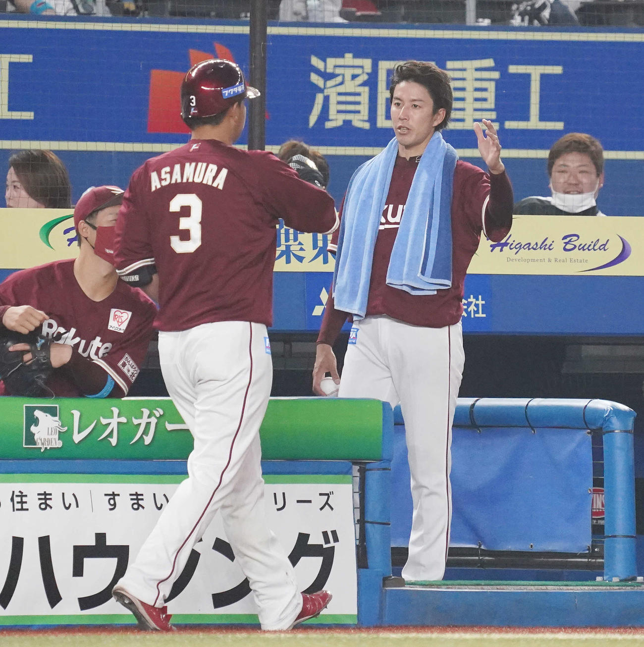 ロッテ対楽天　2回表楽天無死、先制の左越えソロ本塁打を放った浅村（左手前）を迎える岸（撮影・鈴木みどり）