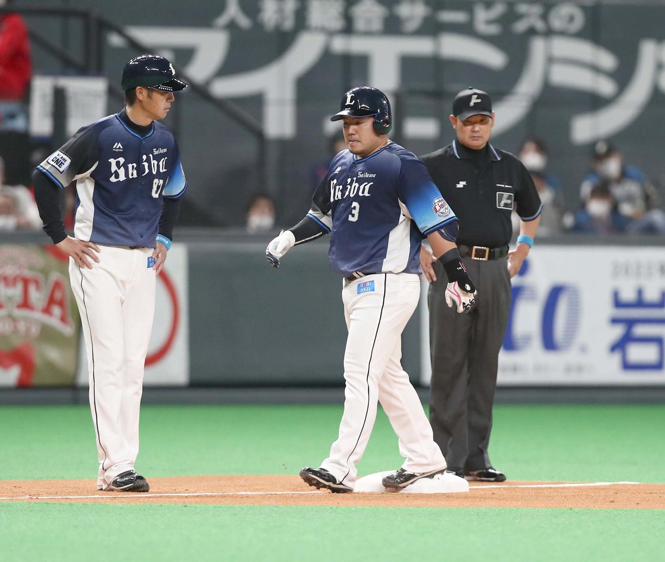 日本ハム対西武　1回表西武2死三塁、右越え2点本塁打を放ったあと、顔をしかめ歩いてベースランニングする山川（撮影・黒川智章）