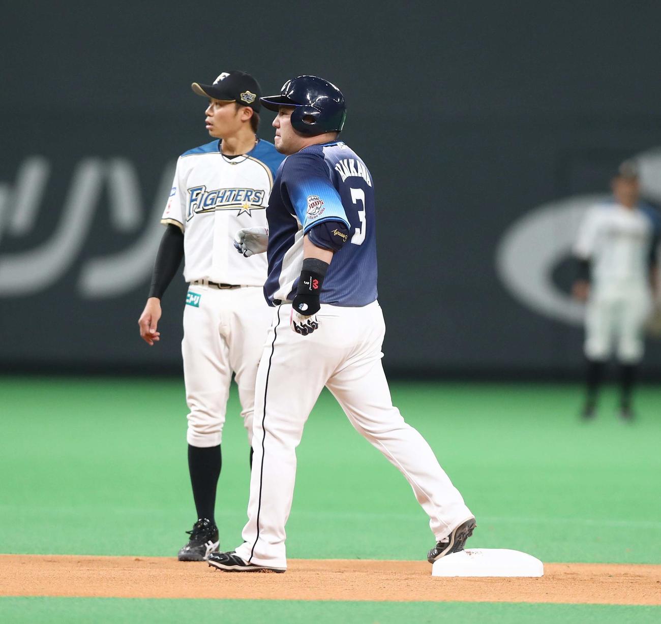 日本ハム対西武　1回表西武2死三塁、右越え2点本塁打を放ったあと、顔をしかめ歩いてベースランニングする山川（撮影・黒川智章）