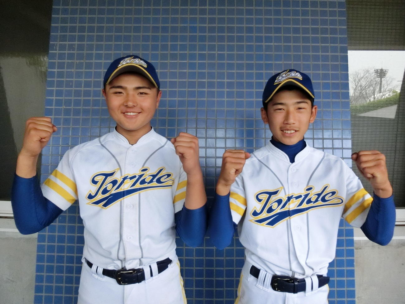勝ち越し打の取手・直井主将（左）と完投勝利の坂本