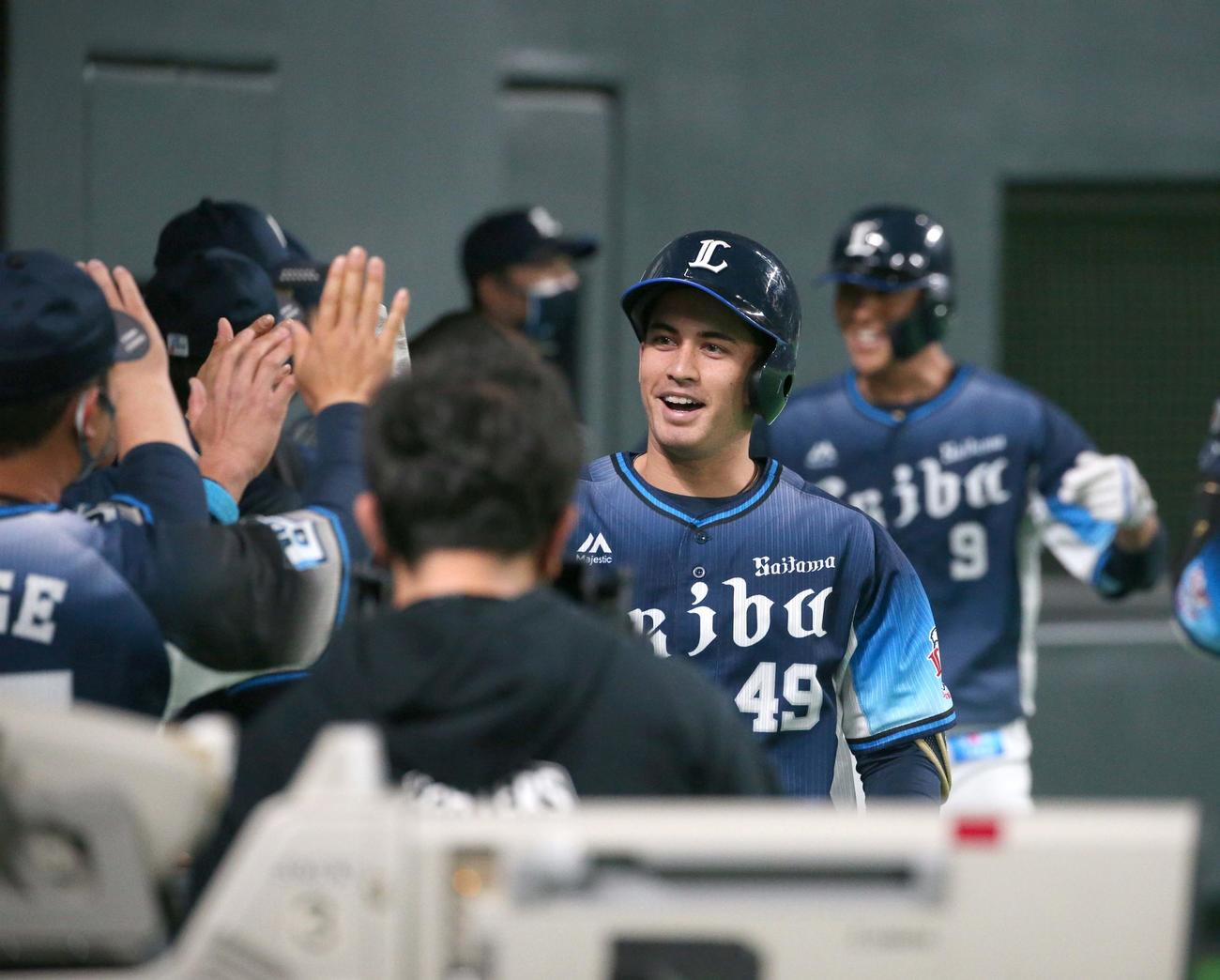 日本ハム対西武　2回表西武1死一塁、左越え2点本塁打を放ちナインに出迎えられるブランドン（撮影・黒川智章）