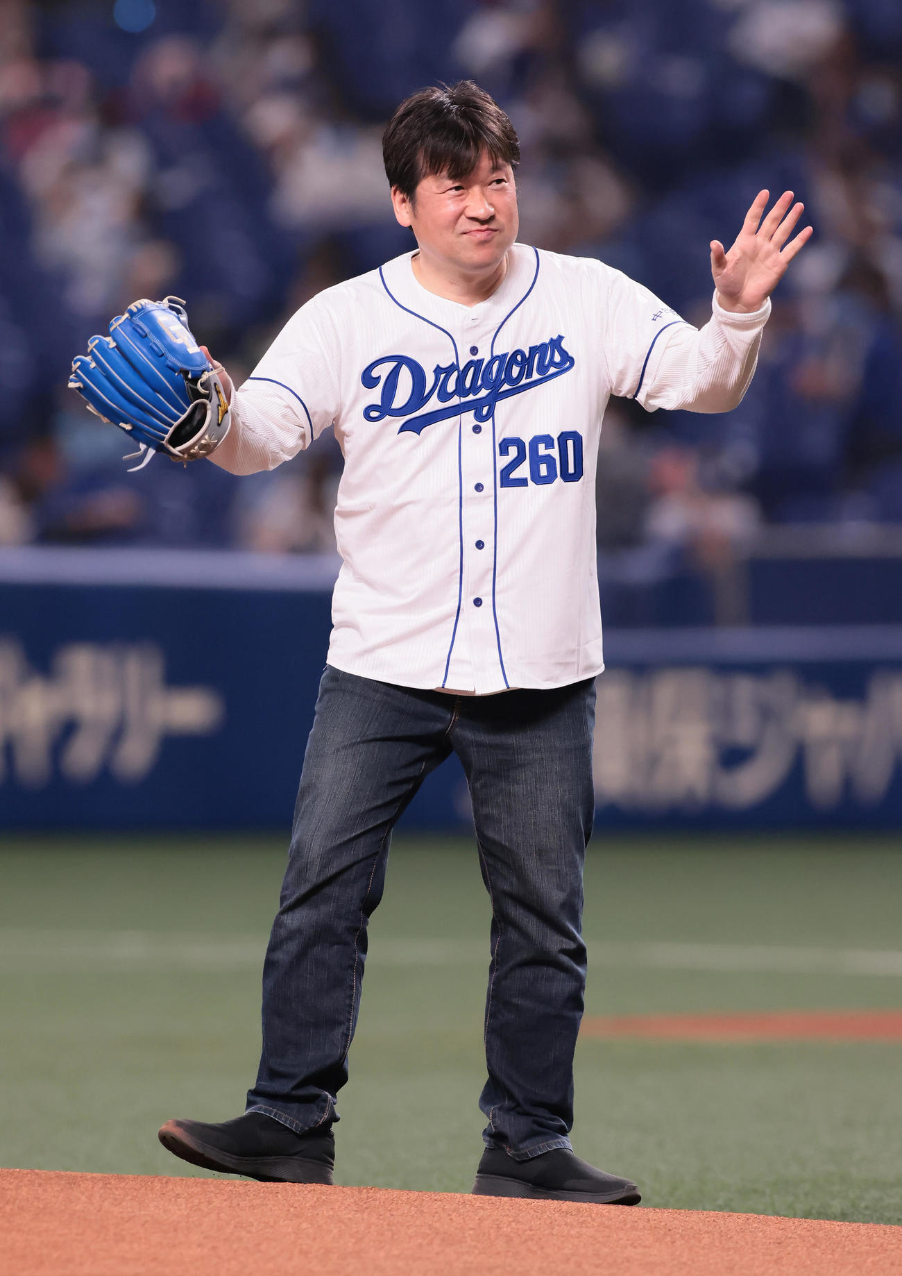 中日対巨人　始球式を務めた佐藤二朗（撮影・足立雅史）