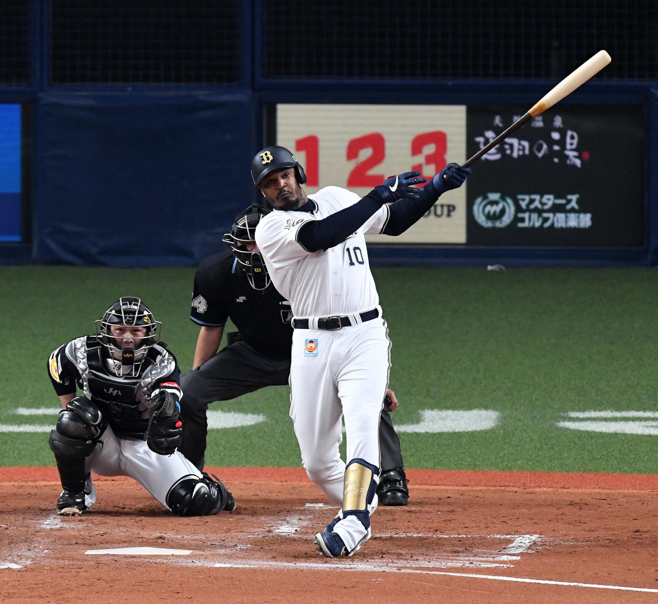 オリックス対ソフトバンク　2回裏オリックス無死、ジョーンズは左越え本塁打を放つ（撮影・前岡正明）