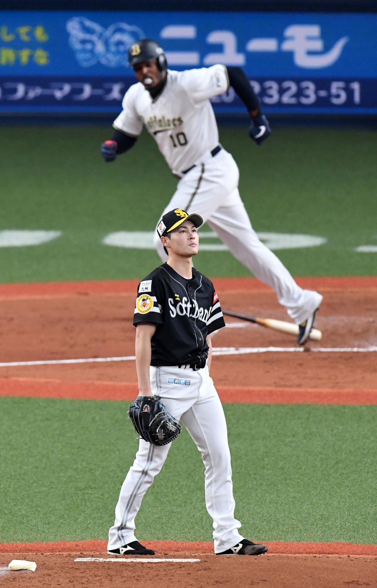 オリックス対ソフトバンク　2回裏オリックス無死、ジョーンズに左越え本塁打を打たれた笠谷（撮影・前岡正明）