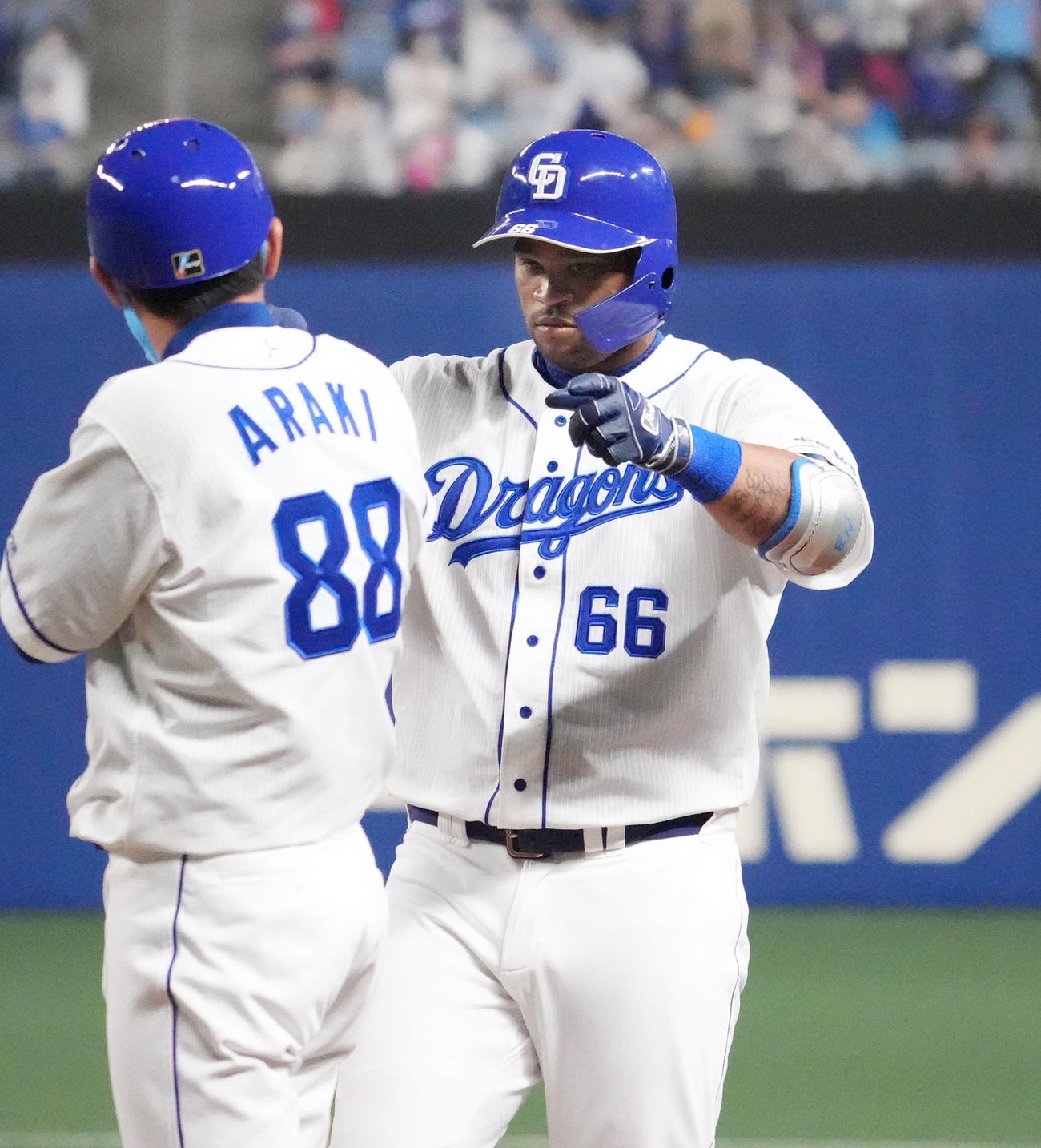 中日対巨人　3回裏中日2死満塁、左前2点適時打を放ったビシエド（撮影・森本幸一）