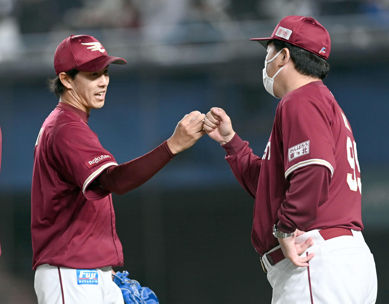 ロッテ対楽天　完封勝利で今季1勝目を飾った楽天岸は、石井GM兼監督とグータッチ（撮影・たえ見朱実）
