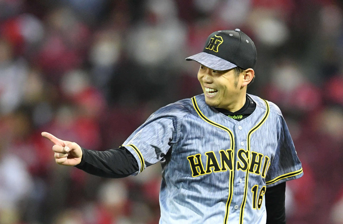 広島対阪神　4回裏広島2死、坂倉を三ゴロに抑え、笑顔でベンチへ戻る西勇（撮影・岩下翔太）