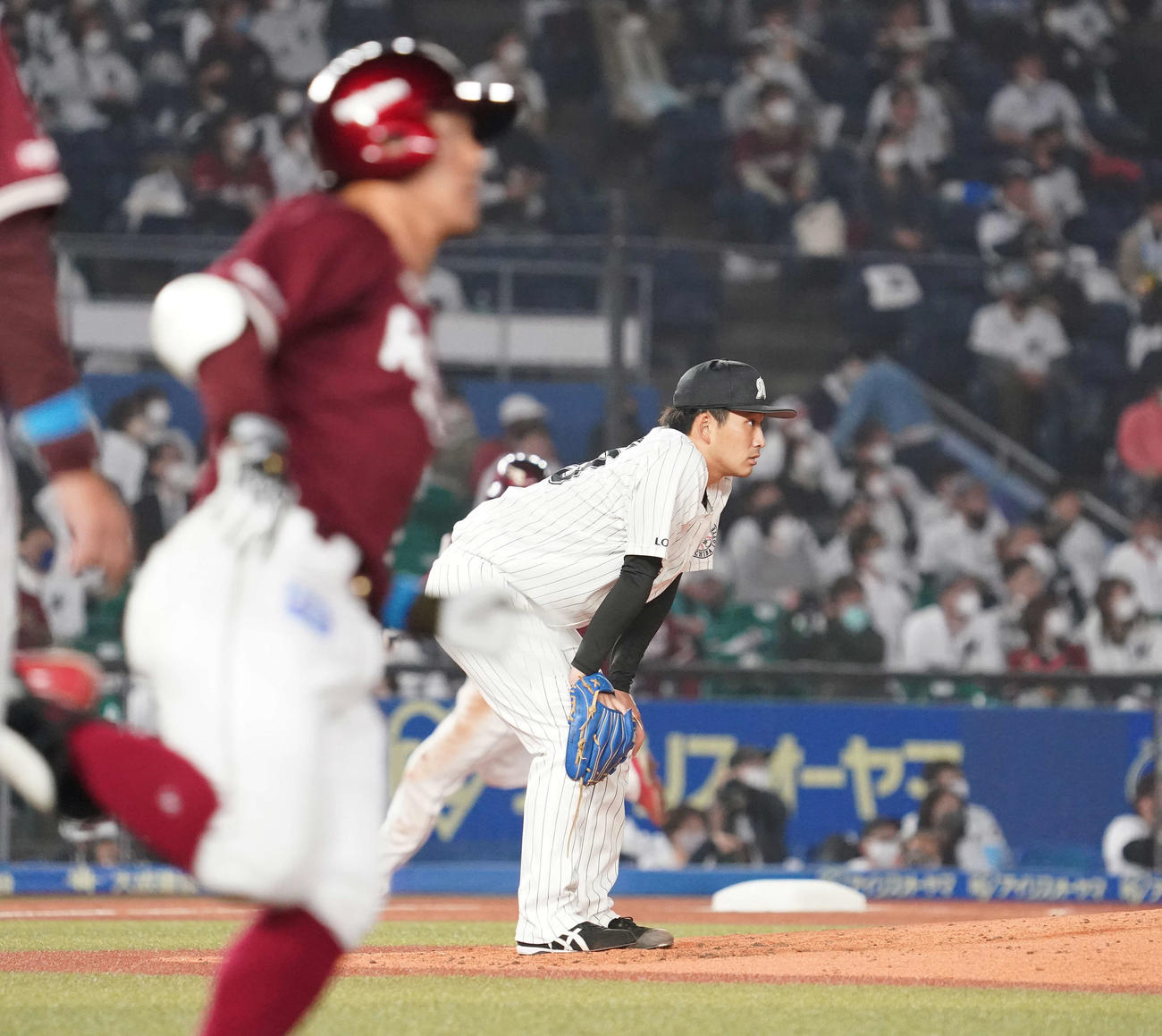 ロッテ対楽天　6回表楽天2死一、二塁、茂木に右越え3点本塁打を浴びる小島（撮影・鈴木みどり）
