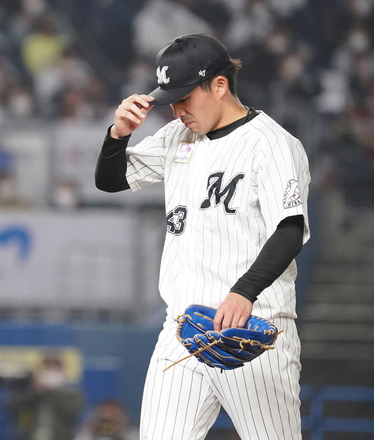ロッテ対楽天　6回表を終え、うつむきながらベンチへ戻るロッテ小島（撮影・鈴木みどり）