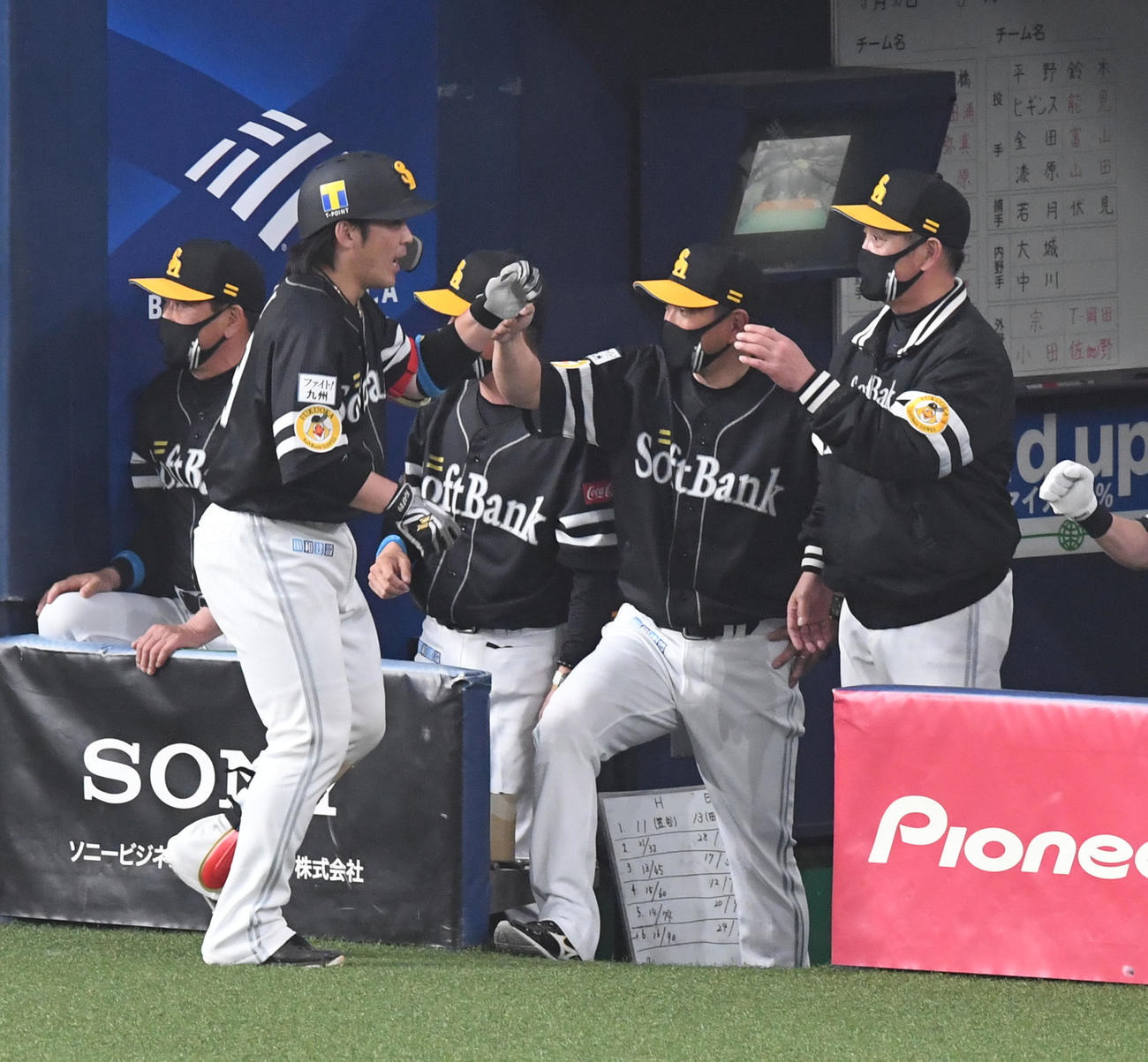 オリックス対ソフトバンク　7回表ソフトバンク1死、左越え本塁打を放った甲斐（左）を迎える工藤監督（撮影・前岡正明）