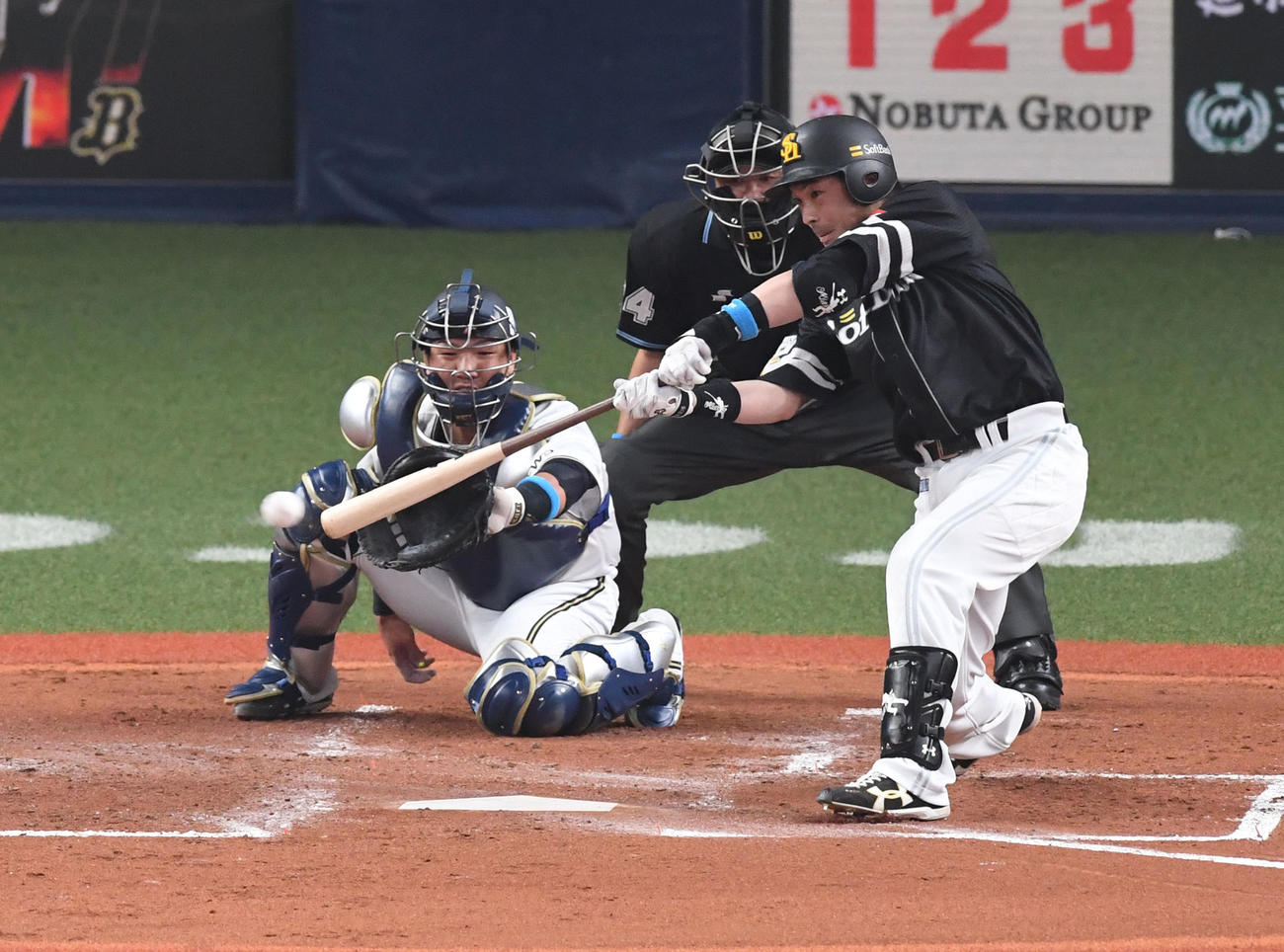 オリックス対ソフトバンク　2回表ソフトバンク2死二塁、松田は右前適時打を放つ（撮影・前岡正明）