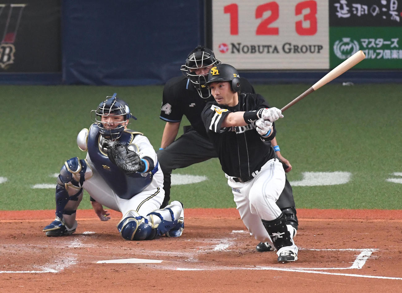 オリックス対ソフトバンク　2回表ソフトバンク2死二塁、松田は右前適時打を放つ（撮影・前岡正明）