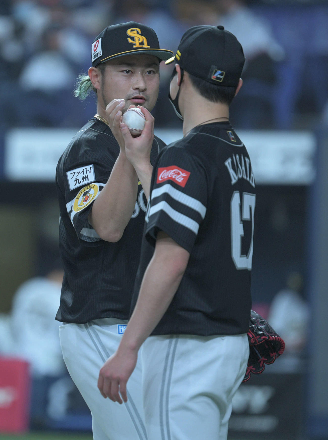 森唯斗（左）からウイニングボールを受け取る笠谷俊介（撮影・渦原淳）
