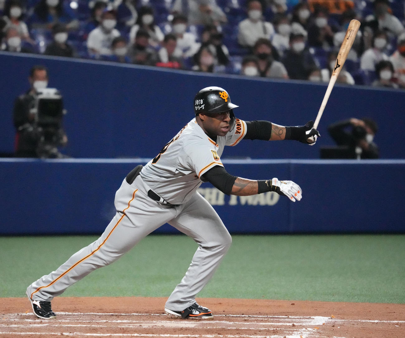 中日対巨人　8回表巨人無死、右前安打を放ったウィーラー