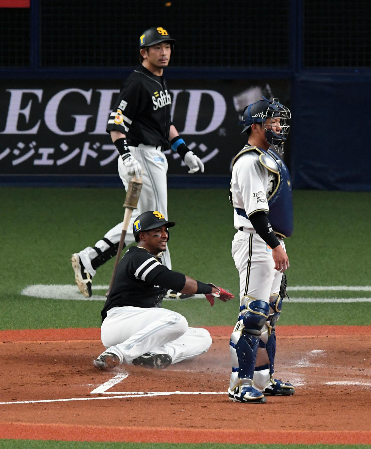 オリックス対ソフトバンク　2回表ソフトバンク1死一、三塁、栗林の先制左犠飛で生還したグラシアル（撮影・前岡正明）