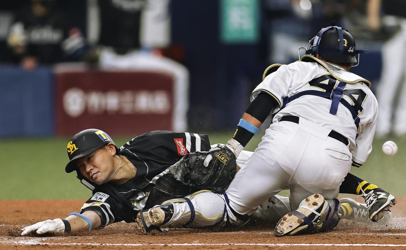 2回ソフトバンク2死二塁、松田の右前打で生還する中村晃。捕手頓宮（共同）