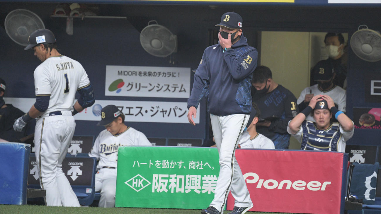 8回裏の攻撃を終え選手交代告げるオリックス中嶋聡監督（撮影・渦原淳）