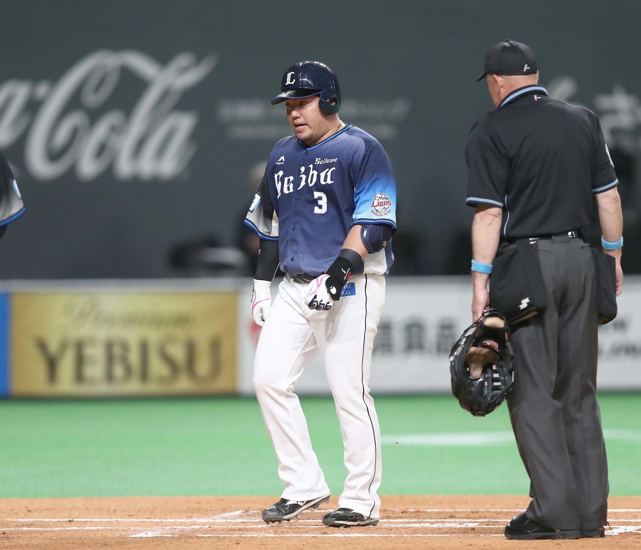 日本ハム対西武　1回表西武2死三塁、右越え2点本塁打を放ったあと、顔をしかめ歩いて生還する山川（撮影・黒川智章）