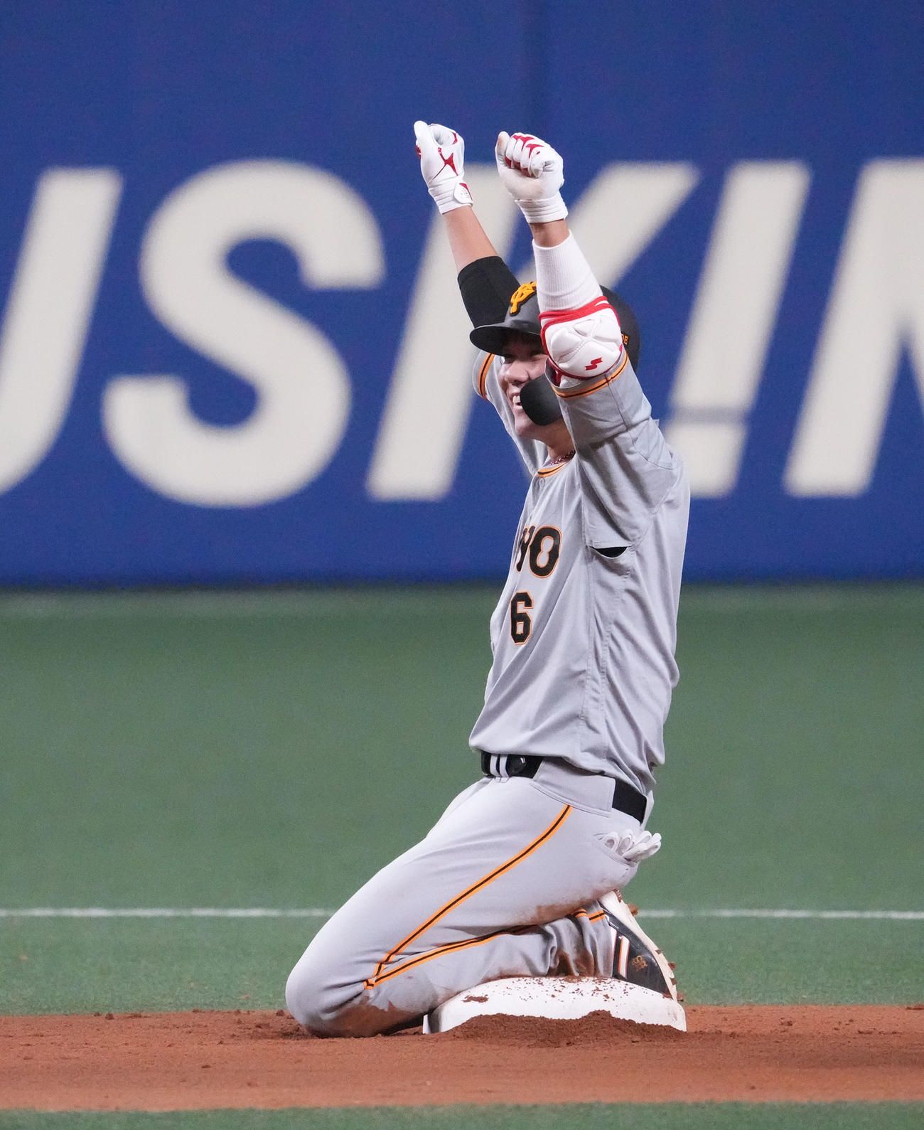 中日対巨人　8回表巨人1死二塁、右適時二塁打を放った坂本勇人