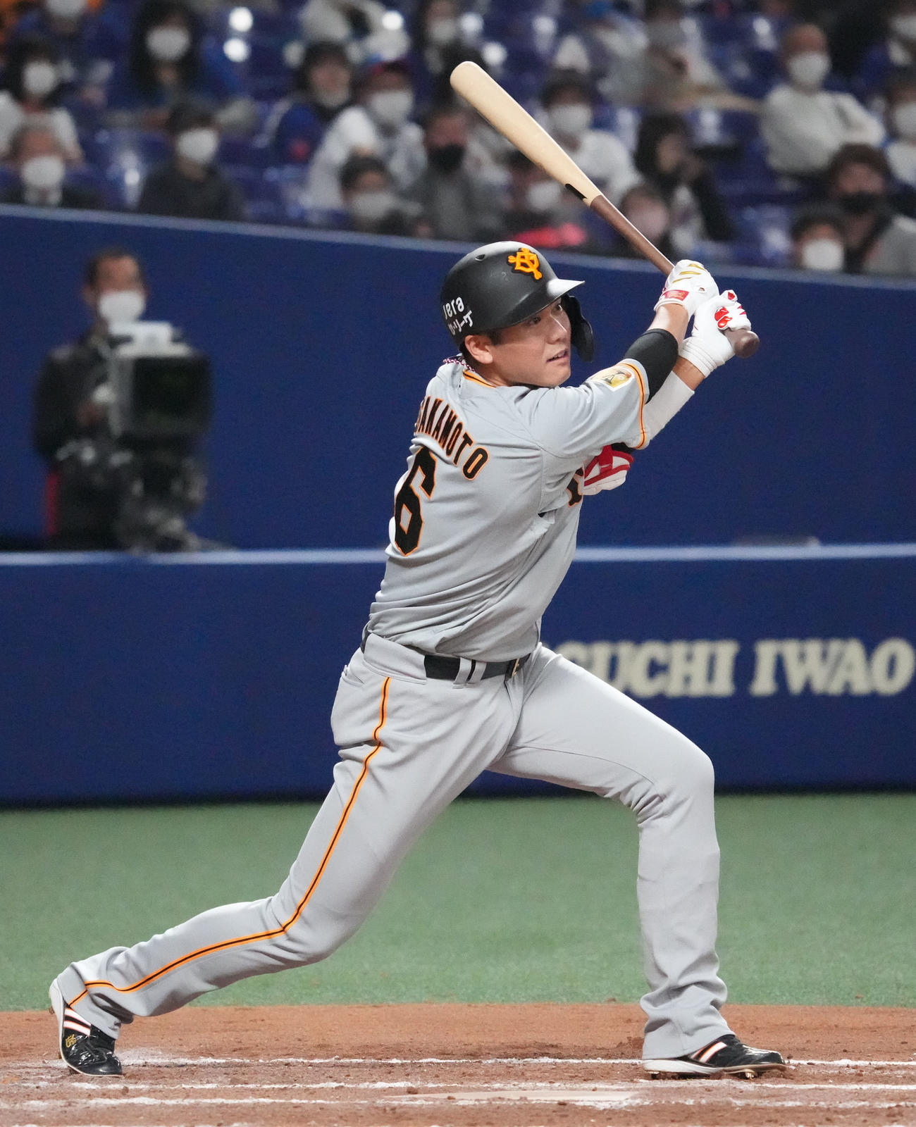 中日対巨人　8回表巨人1死二塁、右適時二塁打を放った坂本勇人