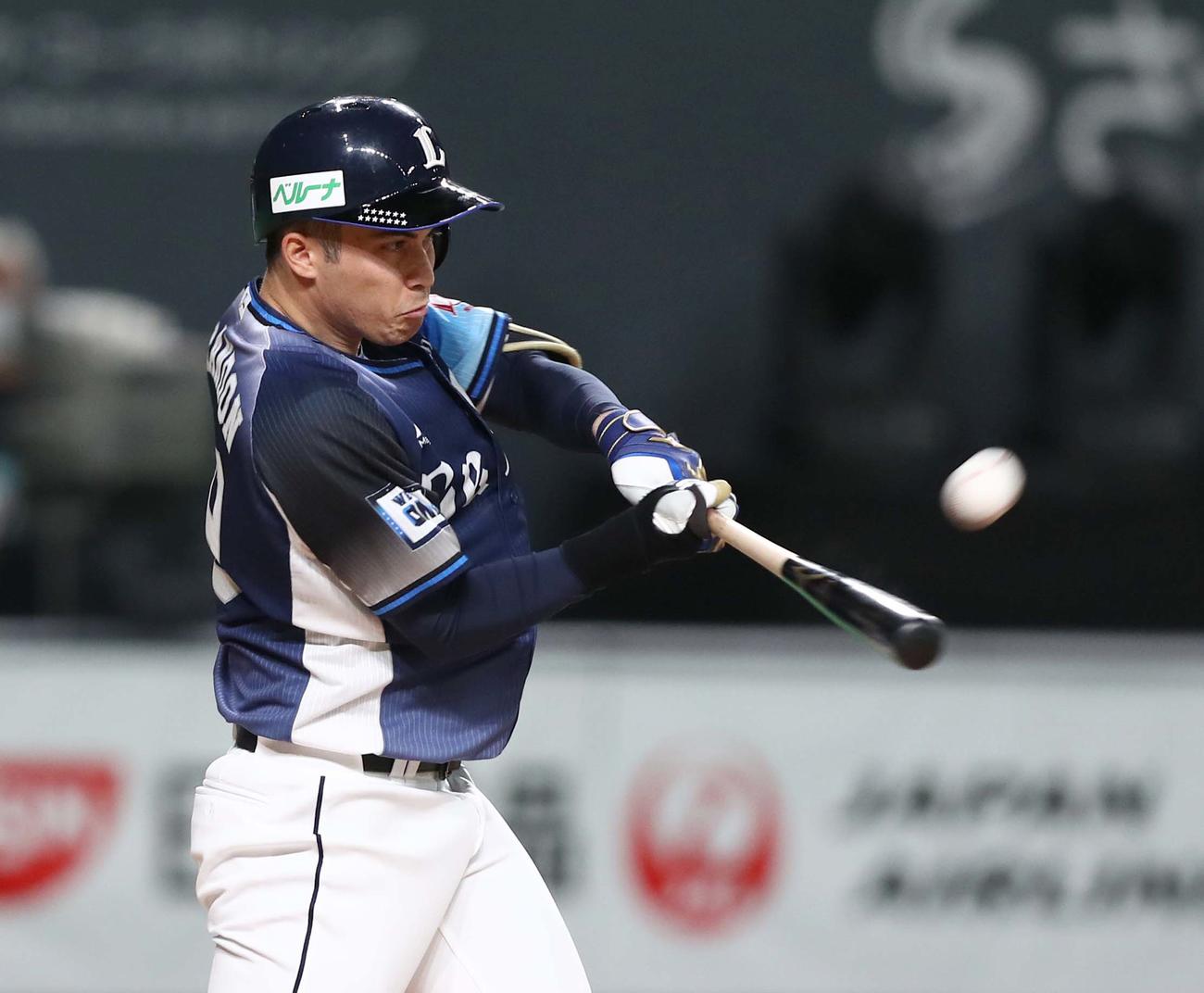 日本ハム対西武　2回表西武1死一塁、左越え2点本塁打を放つブランドン（撮影・黒川智章）