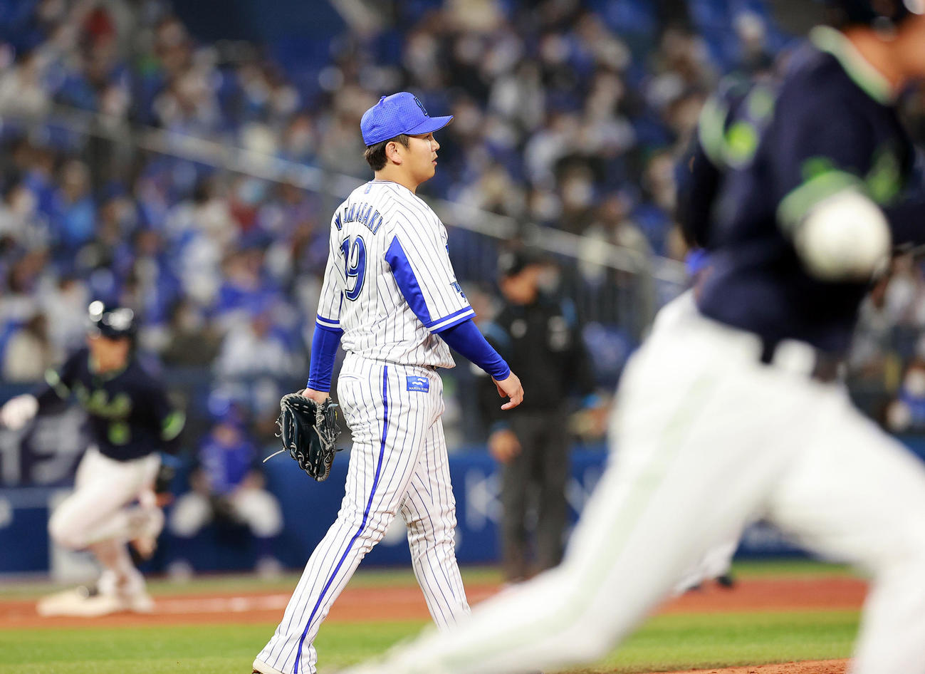 DeNA対ヤクルト　8回表ヤクルト2死二塁、川端（手前）に勝ち越し適時二塁打を許した山崎はがっくりと打球を見つめる（撮影・浅見桂子）